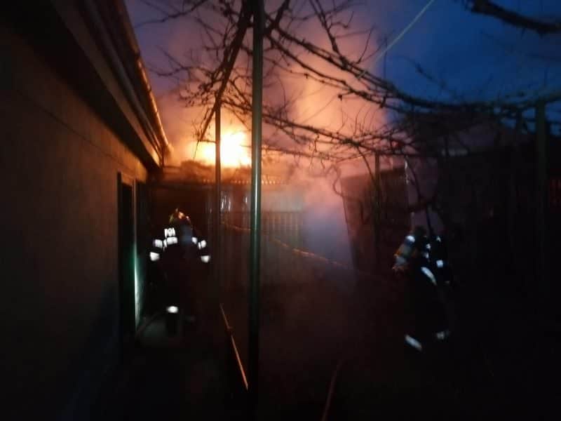 foto: incendiu puternic în cartierul ștrand - arde un garaj