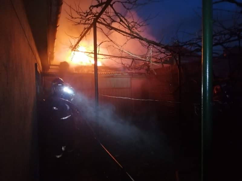 foto: incendiu puternic în cartierul ștrand - arde un garaj
