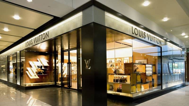 louis vuitton sistează producția de parfumuri - produce gel dezinfectat în locul lor