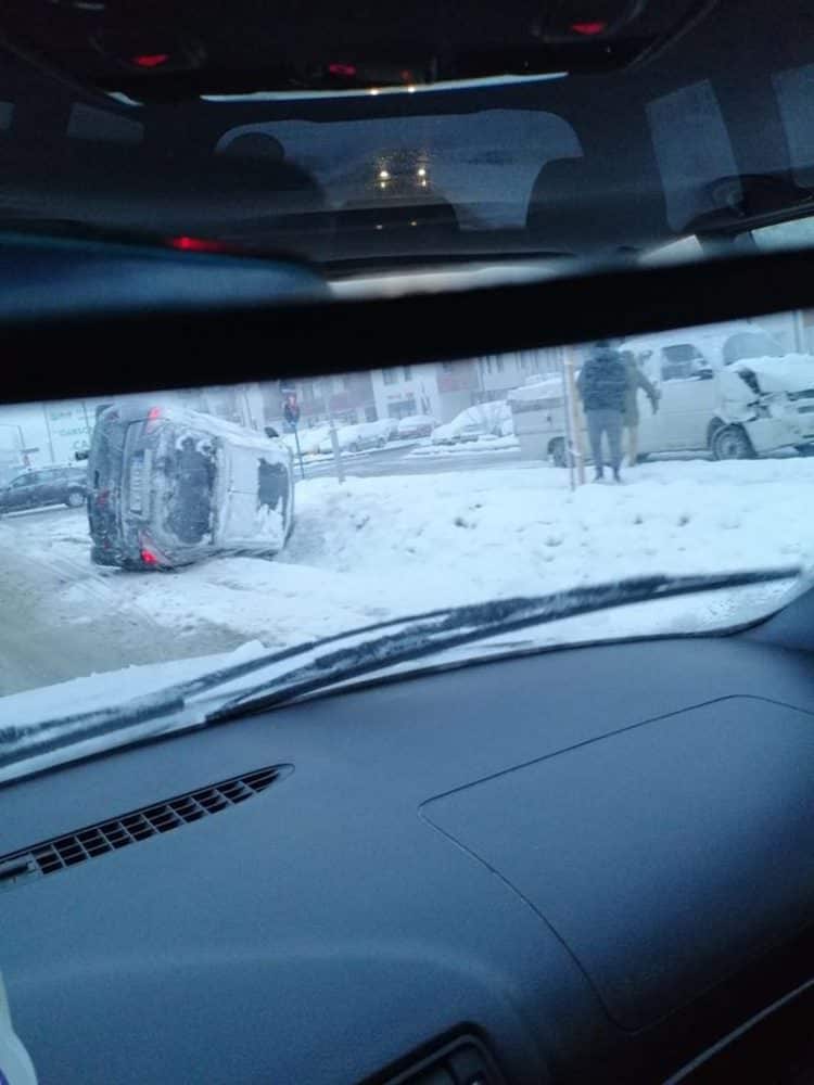 foto: prima victimă a zăpezii - mașină cu roțile-n sus pe calea cisnădiei