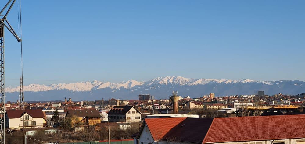 foto sibiu, vedere superbă cu munții făgăraș pe fundal - ce spun sibienii care stau acasă