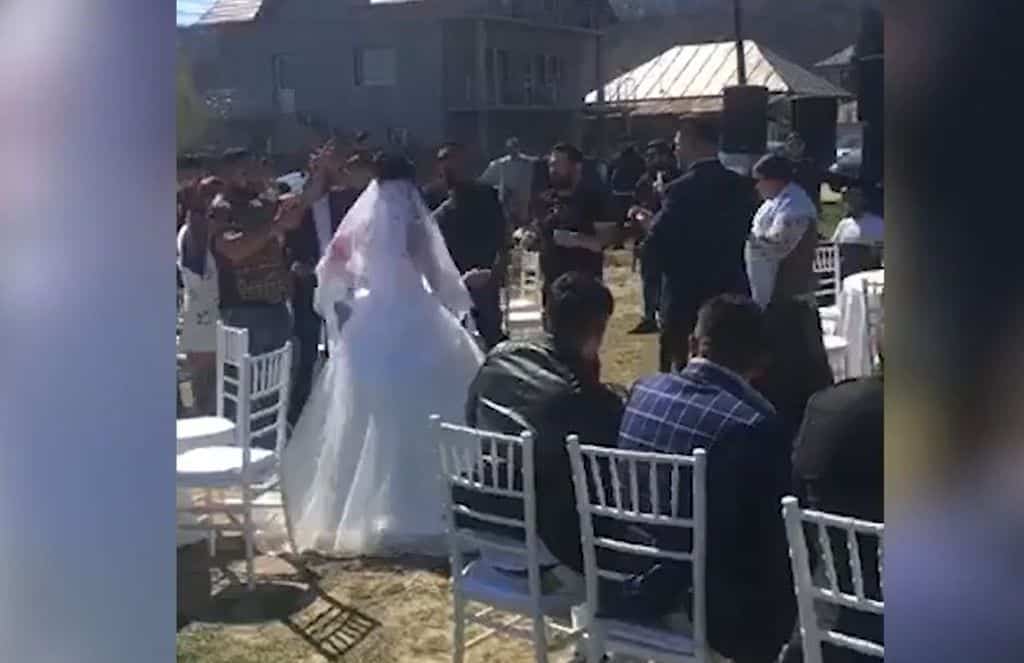 video paranghelie pe timp de pandemie - nuntă de țigani, întreruptă de polițiștii din argeș