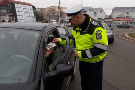numai pe 1 martie - șoferițe "amendate" cu mărțișoare de polițiștii sibieni