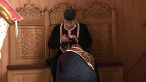 video preot surprins cum butona telefonul mobil in timpul unei spovedanii