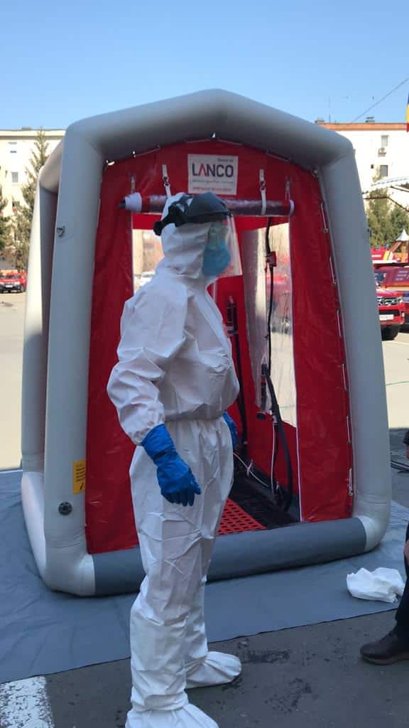 video foto: compania lanco a donat spitalului județean sibiu o cabină de dezinfecție performantă pentru secția ati