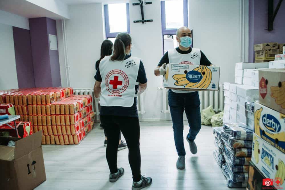 crucea roșie a ajutat zeci de familii izolate - cadrele medicale au primit echipamente de protecție