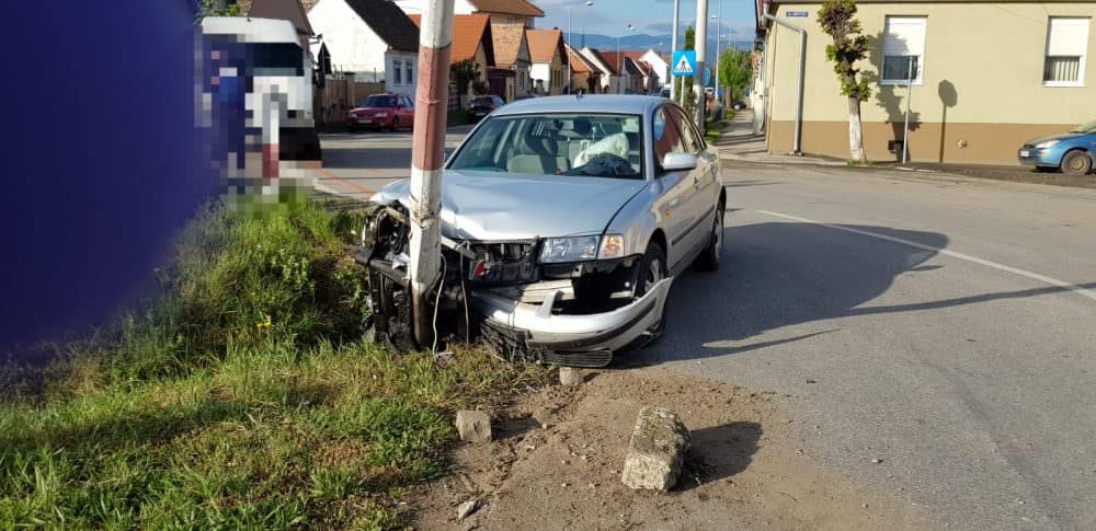 FOTO: Un sibian a intrat cu mașina în bariera de pe Calea Turnișorului - Trafic blocat