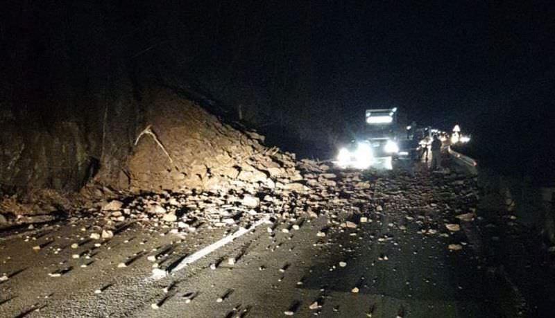 trafic blocat pe valea oltului - au căzut pietre pe carosabil
