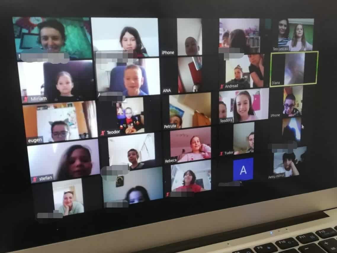 video foto școală obligatorie pe internet - cum învață elevii sibieni în clasele virtuale