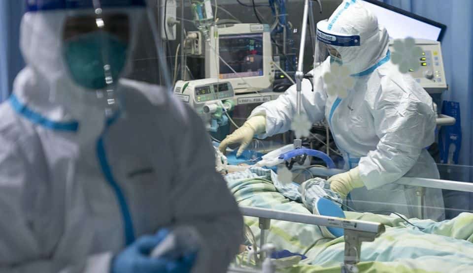 șase bolnavi de coronavirus, internați în stare gravă în secția ati de la județean - medicii fac eforturi să-i salveze