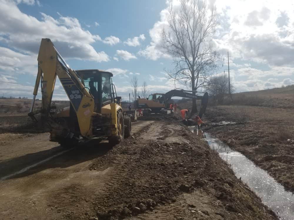 foto: șantierele consiliului județean sibiu au fost reluate. se lucrează pe dj 141 mediaș – bârghiș