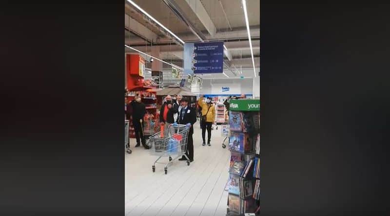 video: zeci de oameni au cântat în cor „hristos a înviat” în timp ce erau la cumpărături într-un supermarket