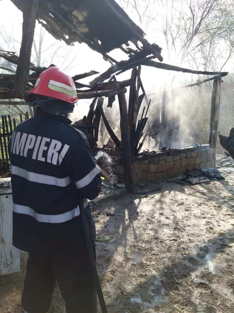 bucătărie de vară din chirpăr mistuită de flăcări - incendiul a izbucnit de la un aragaz improvizat