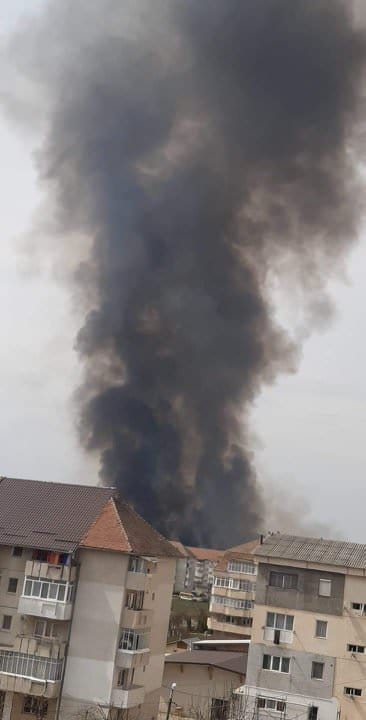 foto: nor uriaș de fum negru la mârșa - intervin de urgență pompierii