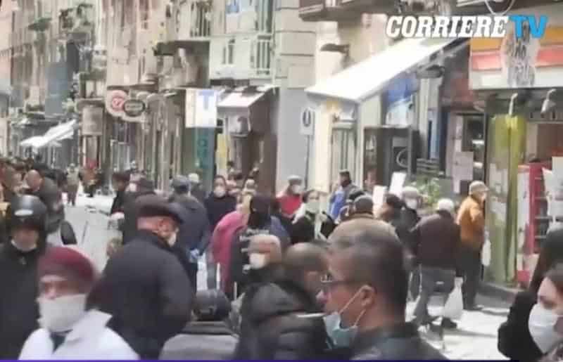 foto mii de italieni au ieșit la plimbare în napoli, deși e interzis
