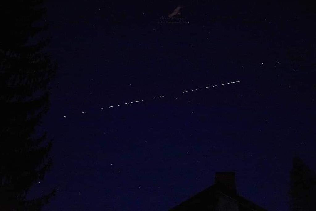 foto: sateliții starlink s-au văzut sâmbătă seară pe cerul româniei