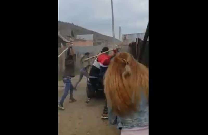 video: scandal monstru în ziua de paști - zeci de oameni se bat cu furci și lopeți sub ochii poliției