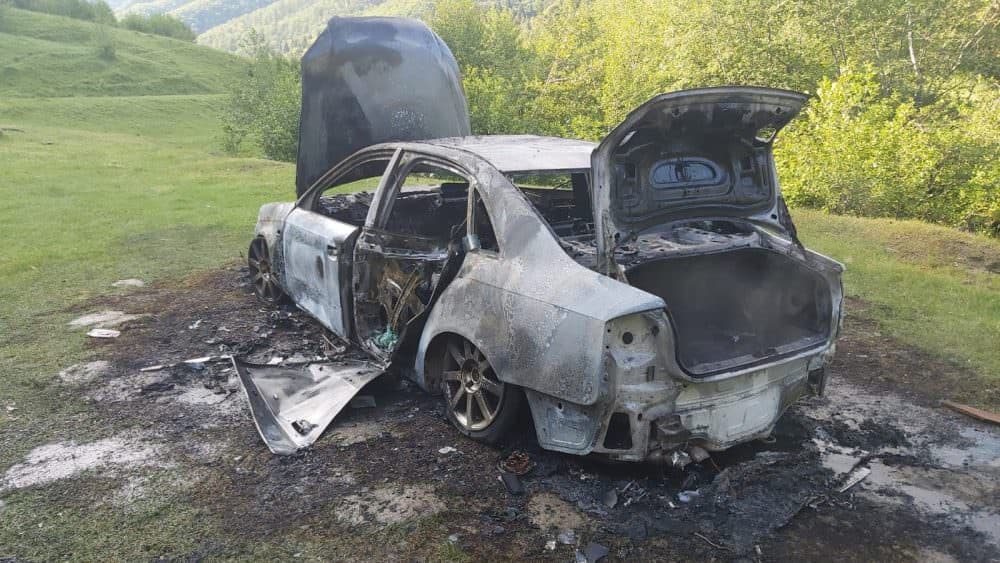 foto - mașină incendiată pe valea moașei după un scandal - autorul a fost reținut