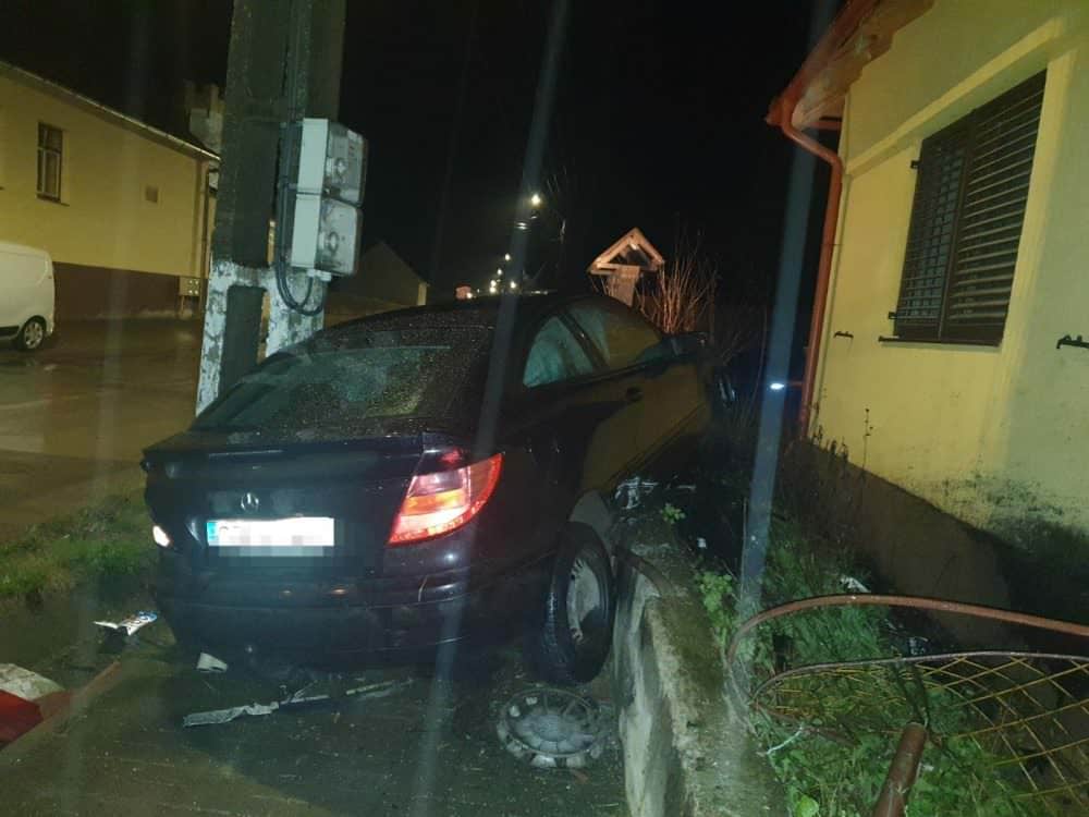 foto - un sibian a intrat cu mașina într-un stâlp - era beat și fără permis