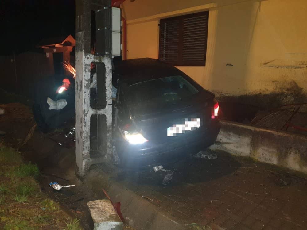 foto - un sibian a intrat cu mașina într-un stâlp - era beat și fără permis