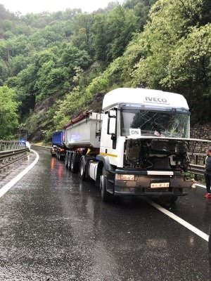 foto trafic îngreunat pe valea oltului - două camioane s-au tamponat