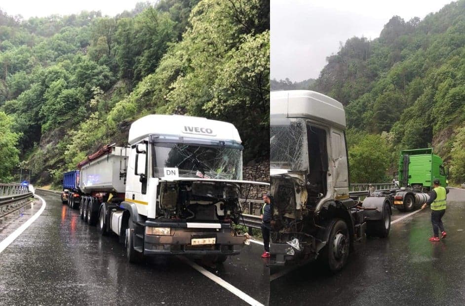 foto trafic îngreunat pe valea oltului - două camioane s-au tamponat