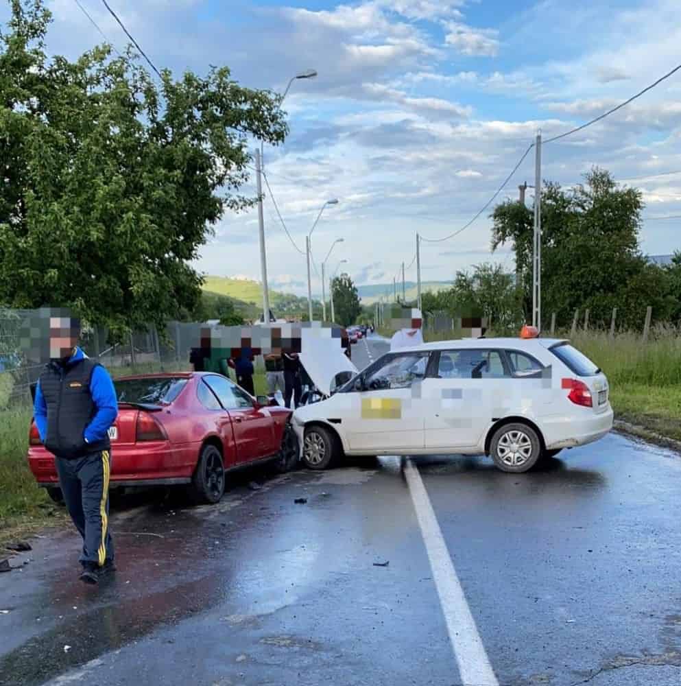 FOTO: Accident între Mediaș și Dârlos - Un tânăr s-a izbit de o mașină de școală de șoferi