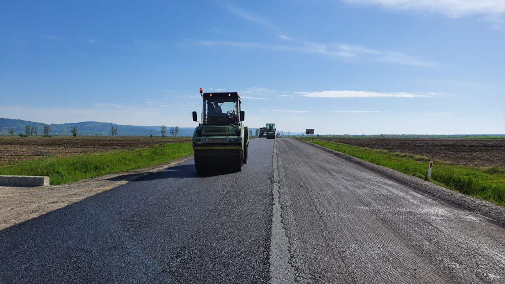 video foto: lucrări pe dn1 între arpașu de jos și transfăgărășan - se toarnă asfalt