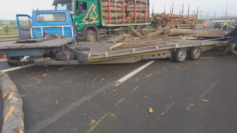 video foto autostradă blocată de lemne pe un sens la sibiu - au căzut peste două mașini