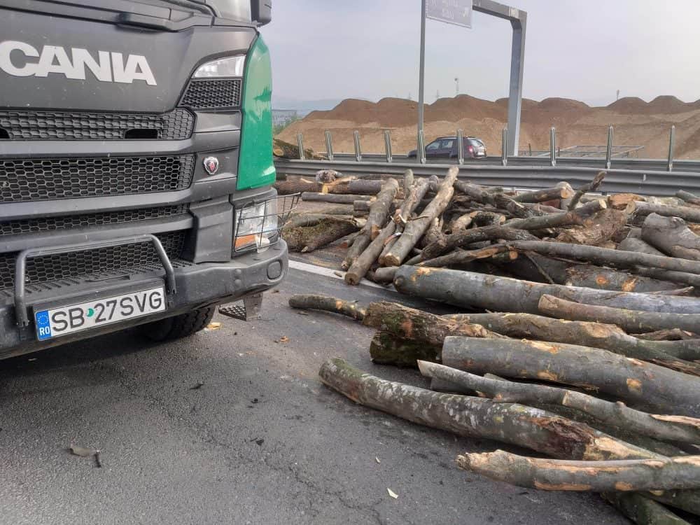 video foto autostradă blocată de lemne pe un sens la sibiu - au căzut peste două mașini