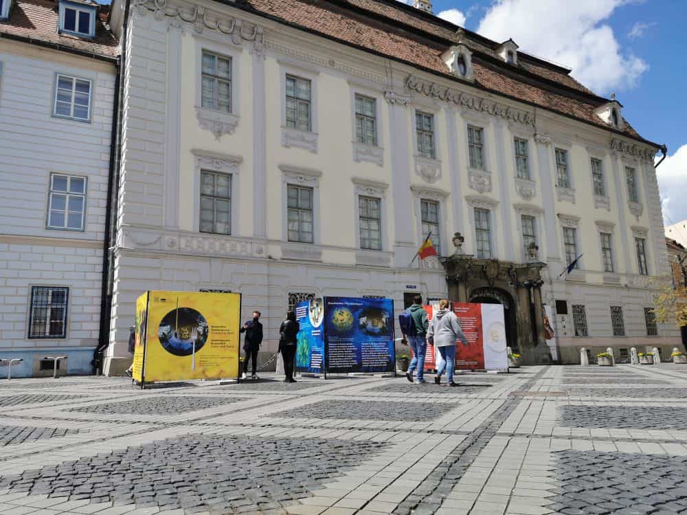 foto: expoziție stradală cu lucrări de pictură în centrul sibiului