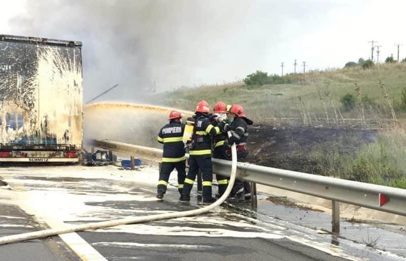 VIDEO FOTO: Incendiu pe autostradă între Sibiu și Sebeș - Un TIR plin cu uleiuri a luat foc