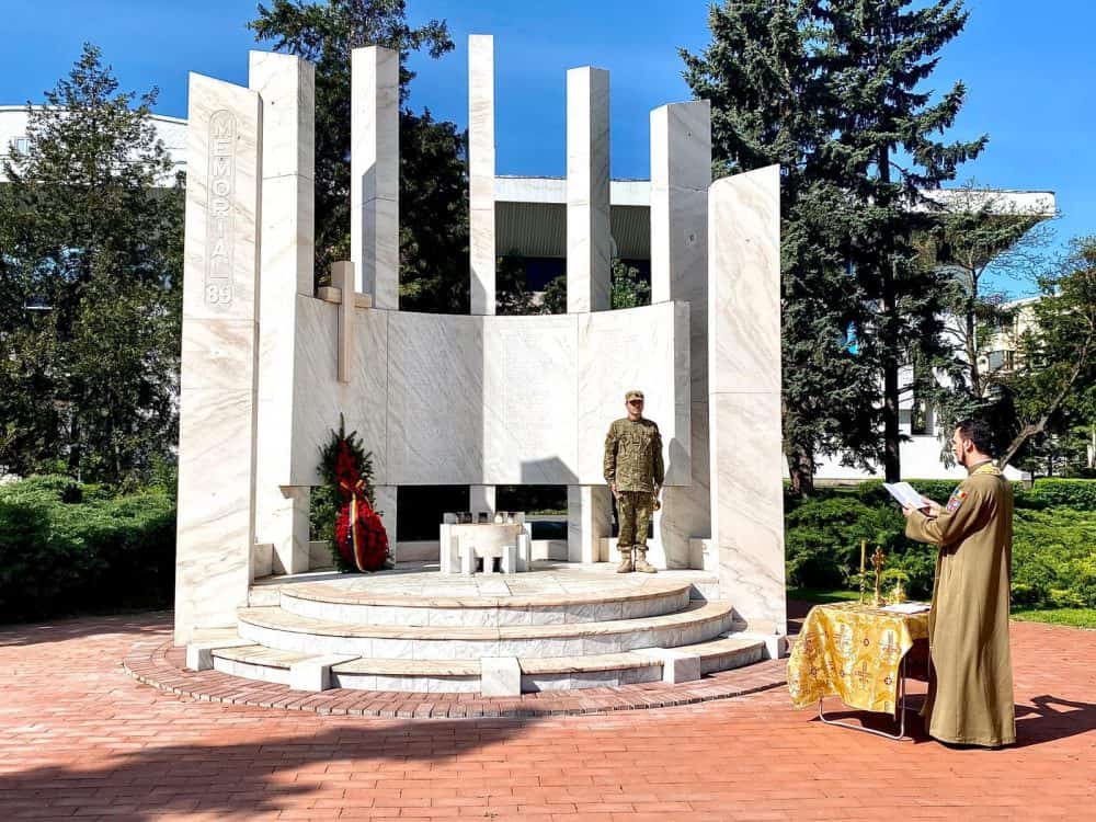 foto prefectul sibiului, singur la monumentul "memorial '89" - "trăim vremuri ce ne fac să prețuim mai mult ca oricând tot ce avem"