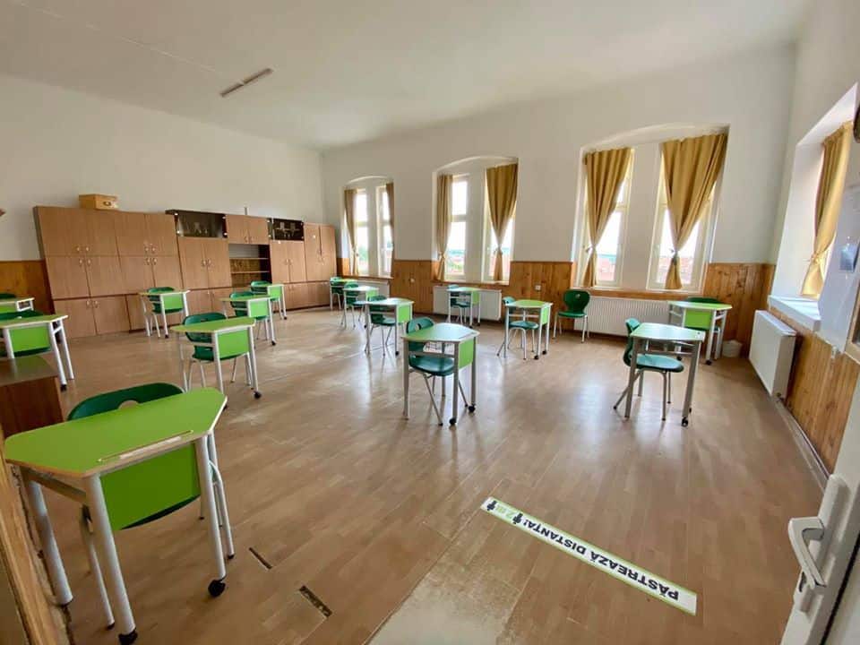 foto: prefectul sibiului a mers să facă verificări în școlile din județ