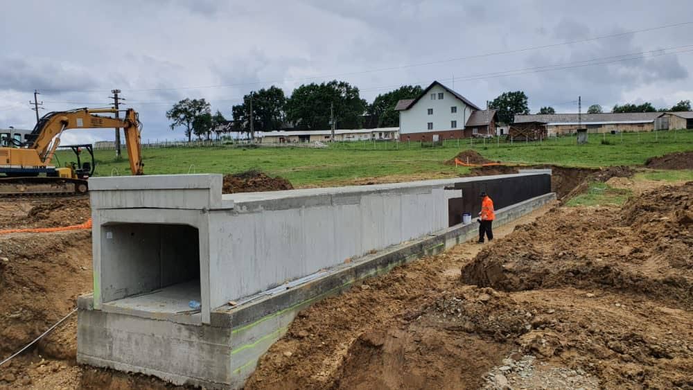 video foto: continuă lucrările la autostrada sibiu - boița - drumarii au muncit și pe ploaie