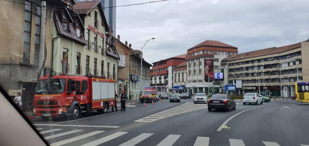 update video foto: tentativă de sinucidere la sibiu - un bărbat vrea să se arunce de la etaj