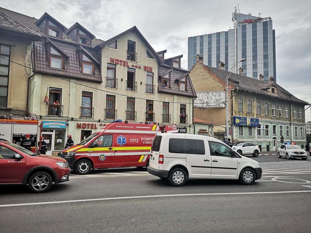 update video foto: tentativă de sinucidere la sibiu - un bărbat vrea să se arunce de la etaj