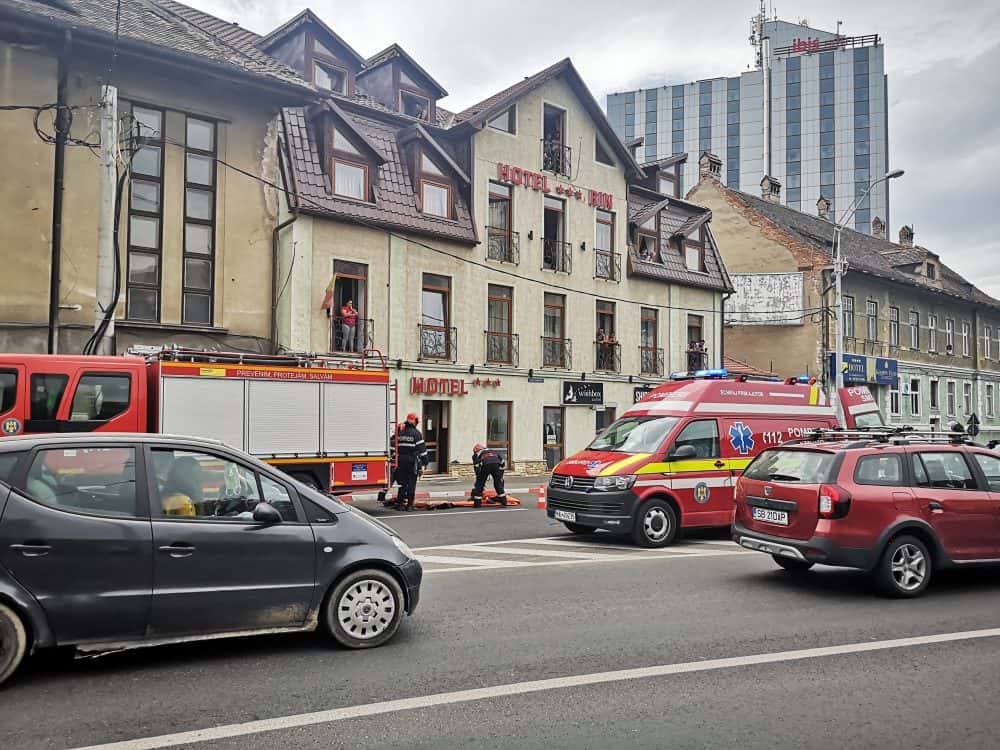 update video foto: tentativă de sinucidere la sibiu - un bărbat vrea să se arunce de la etaj