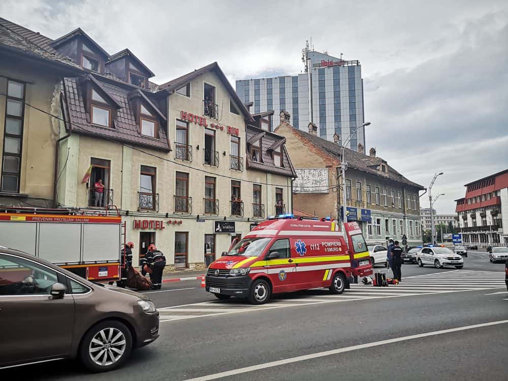 update video foto: tentativă de sinucidere la sibiu - un bărbat vrea să se arunce de la etaj