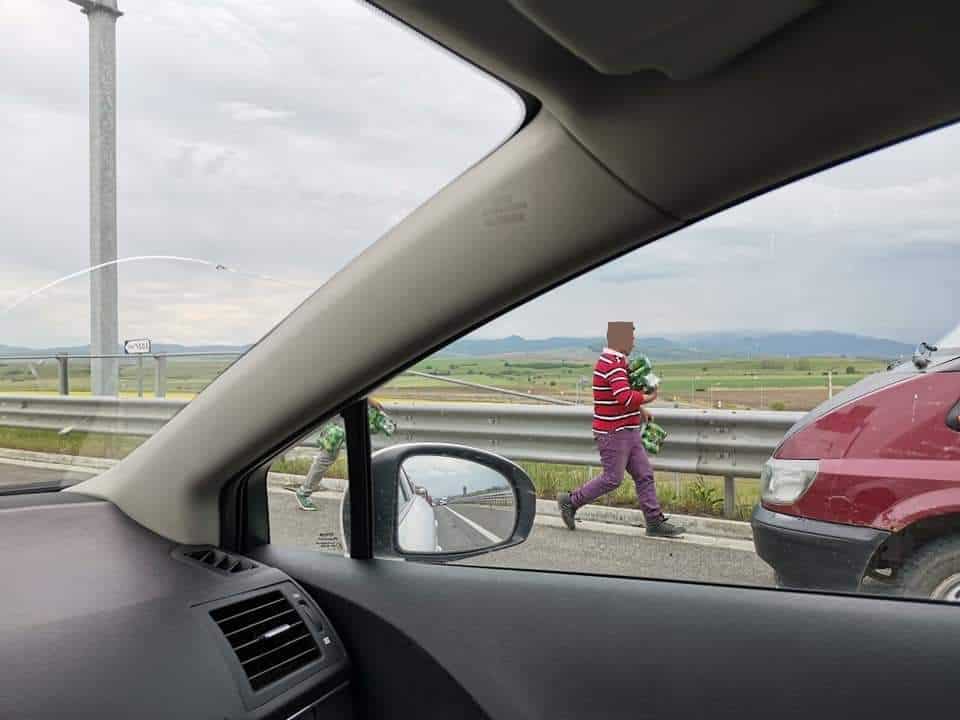 foto: românii sunt săritori - au „salvat” baxurile de bere dintr-un tir în flăcări pe autostrada sibiu - deva