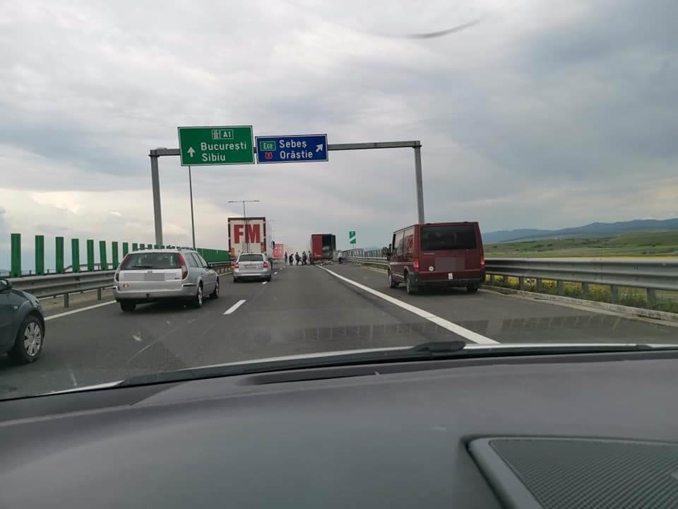 foto: românii sunt săritori - au „salvat” baxurile de bere dintr-un tir în flăcări pe autostrada sibiu - deva