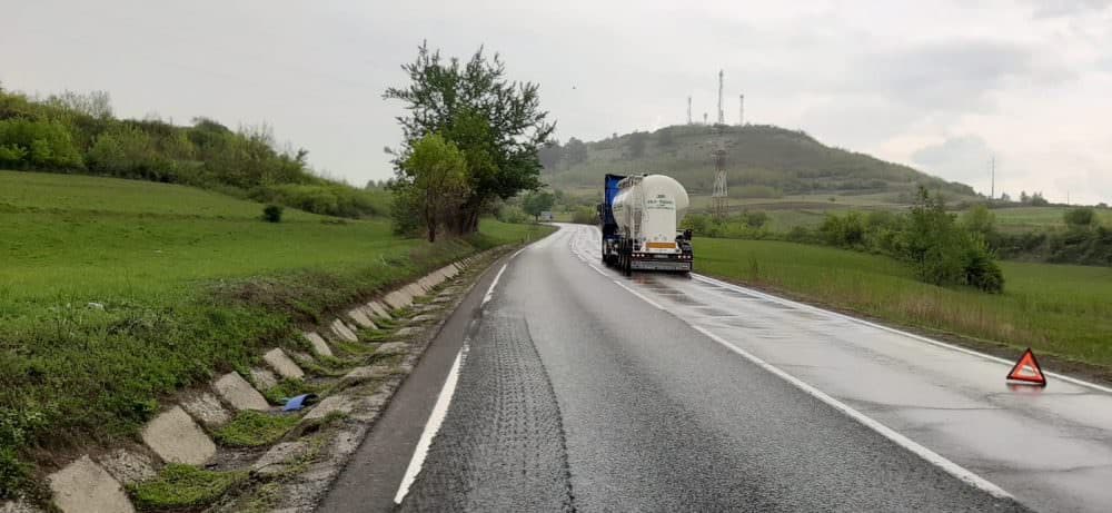 foto: un tir defect blochează un sens de mers pe valea oltului. se circulă alternativ