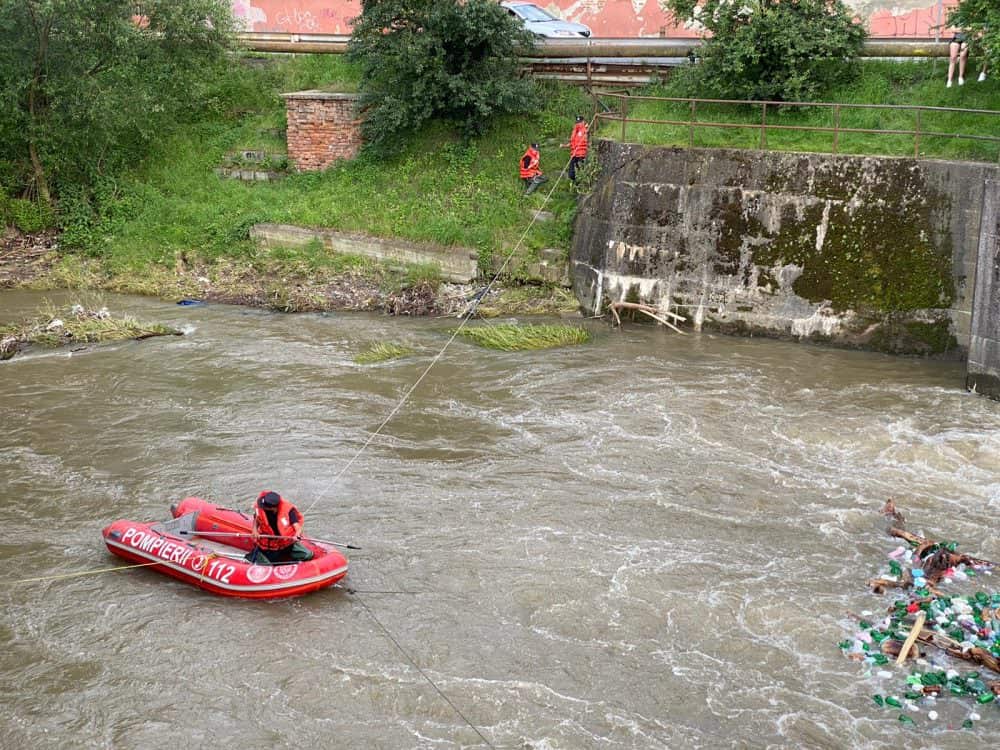 video foto: a treia zi de căutări - fetița căzută în cibin e de negăsit