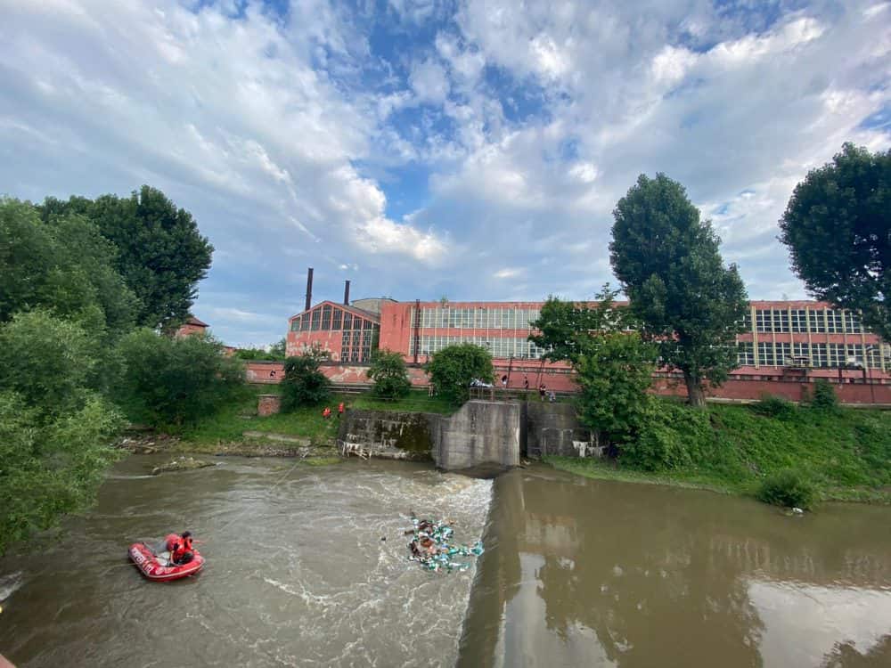 video foto: a treia zi de căutări - fetița căzută în cibin e de negăsit