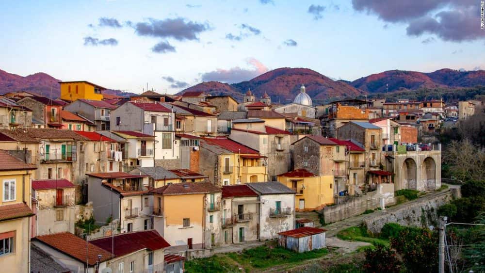 orașul din italia unde o casă costă 1 euro - a fost ocolit de coronavirus