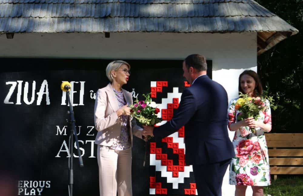 foto: muzeul astra a fost decorat cu ordinul „meritul cultural” în grad de „cavaler” de președinția româniei