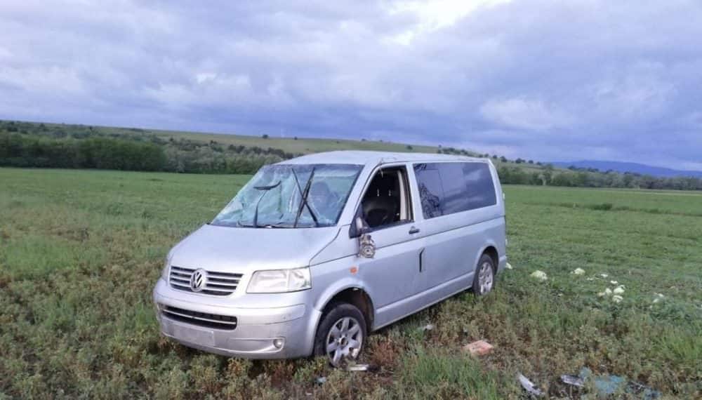 FOTO: Microbuz furat făcut praf într-un accident