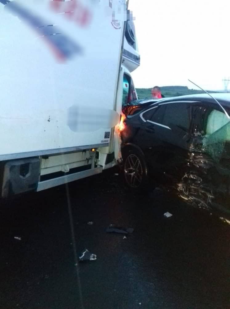 FOTO Accident pe A1 la Aciliu - Două persoane rănite din cauza unei acvaplanări