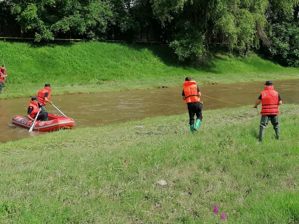 foto: micuța adelina, căutată în continuare în albia cibinului de 25 de pompieri