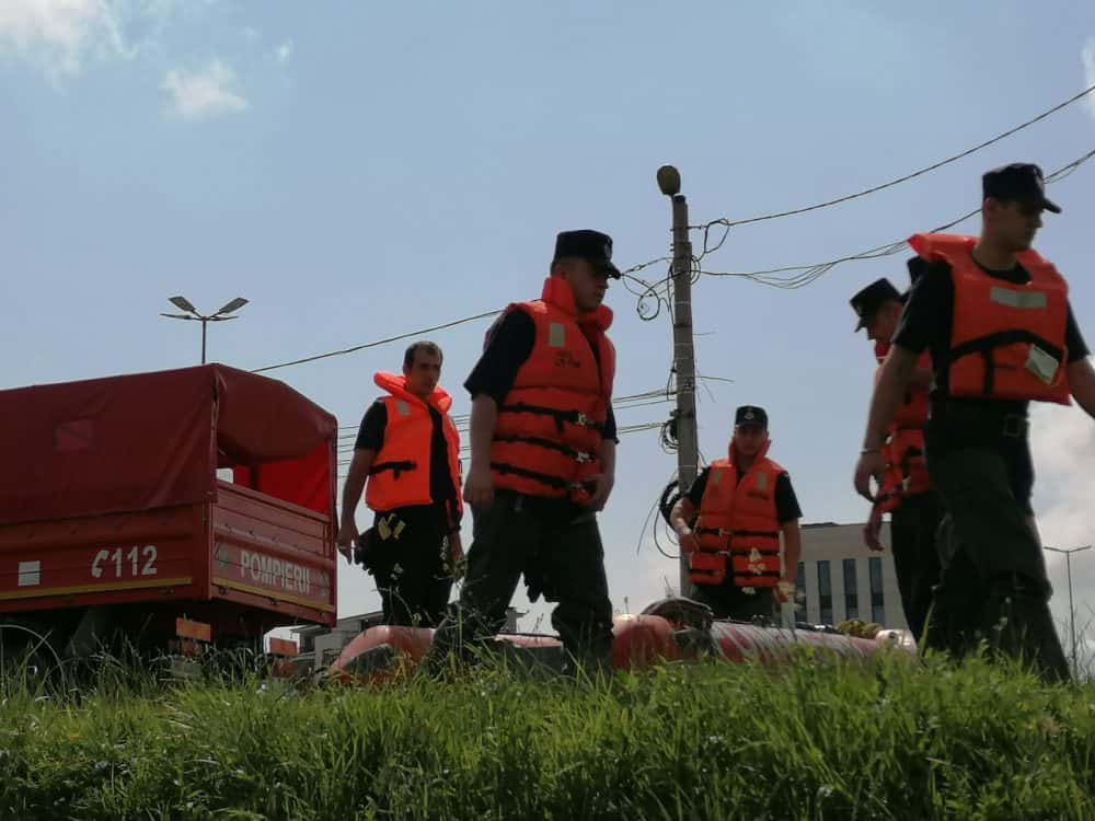 foto: micuța adelina, căutată în continuare în albia cibinului de 25 de pompieri